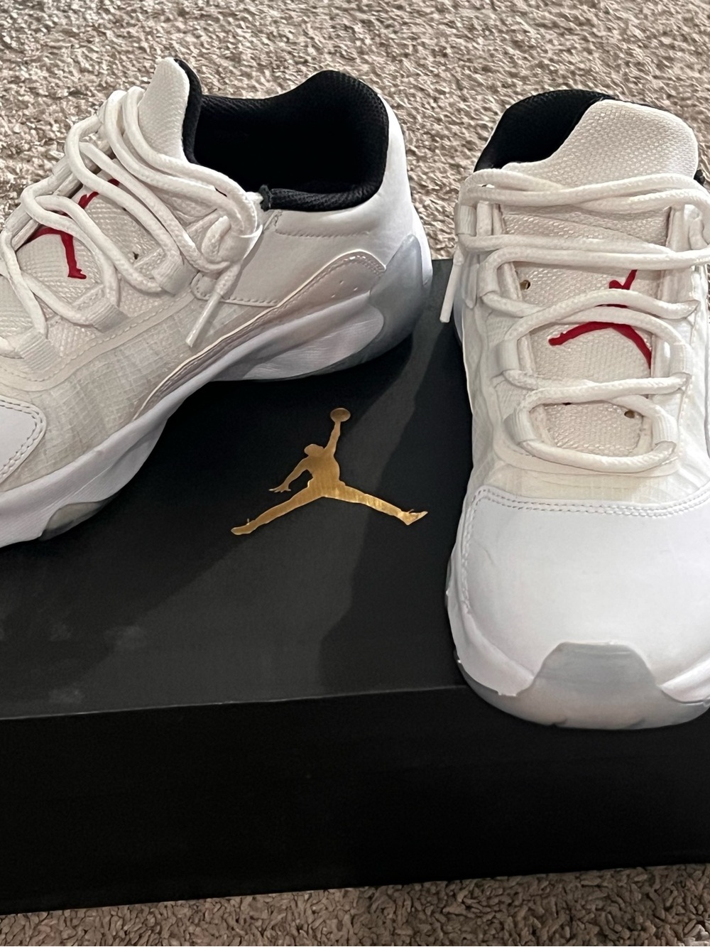AIR JORDAN 11 CMETLOW (GS) White Low-Top Sneakers with Red Jumpman